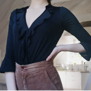 Svart body med volanger från Nelly💕 - Svart body med volanger från Nelly i storlek XS💜