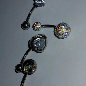 Navelpiercingar - Hejsan, kollar igenom grejer i garderoben och ser en del piercingar i mitt smyckeskrin som jag aldrig använder. De är tvättade med klorhexidinlösning. Kan skickas med brev. 💞