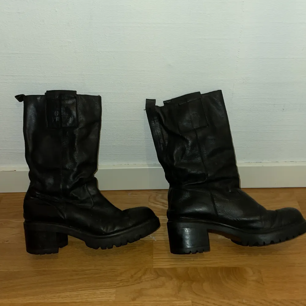 Jag säljer mina fina Urban prodject boots i storlek 39. Sparsamt använda. Säljer pga för små. Köparen står för frakt. Kom privat för mer info💖. Skor.