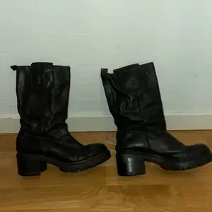 Jag säljer mina fina Urban prodject boots i storlek 39. Sparsamt använda. Säljer pga för små. Köparen står för frakt. Kom privat för mer info💖