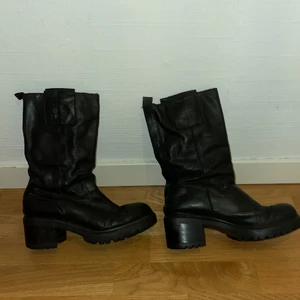 Urban prodject boots - Jag säljer mina fina Urban prodject boots i storlek 39. Sparsamt använda. Säljer pga för små. Köparen står för frakt. Kom privat för mer info💖