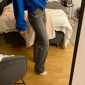 Säljer mina nästan helt oanvända jeans från Gina tricot då jag inte tycker de sitter bra på mig. De är endast använda 2 gånger och är som nya!!💓KÖP DIREKT FÖR 400kr + frakt