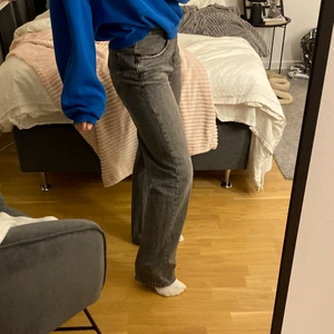90s jeans  - Säljer mina nästan helt oanvända jeans från Gina tricot då jag inte tycker de sitter bra på mig. De är endast använda 2 gånger och är som nya!!💓KÖP DIREKT FÖR 400kr + frakt