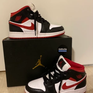 AIR JORDAN 1 MID (GS)  - AIR JORDANS 1 MID (GS) i färgen WHITE/GYM RED-BLACK storlek 38,5 EUR / Helt nya, aldrig använt bara provat skorna. Säljer de pågrund av att jag råkat klicka hem fel storlek / Sjukt fina skor och rena från både insidan och utsidan / KVITTO FINNS / Kontakta mig för kvitto eller mer detaljer och bilder om det önskas // Buda i kmt ❣️