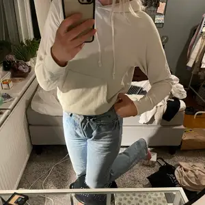 Vanlig basic vit hoodie men ett måste i garderoben!