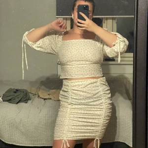 Set från Nelly  - Mitt jättefina set från Nelly har blivit för stort och vill då sälja det! Köpte detta i två olika delar men säljer hela setet tillsammans, tröjan är i 42, men väldigt liten i strl så skulle säga en 38/40, och kjolen är i 40, ganska true to Size💕 hela setet är köpt för sammanlagt 650 kronor 