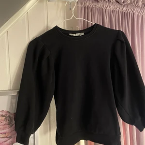 Svart med puffiga axlar typ  - Jätte fin men den är för liten jag har typ andvänt den 4 gånger stl 140