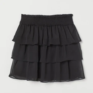 Helt ny volangkjol - Säljer en helt ny volang kjol från hm i stolek S! Lapparna är kvar!! Om man vill kan jag skicka egna bilder, men den är som sagt helt ny. Slutsåld!!