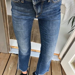 Hunkydory jeans XS - Jeans från hunkydory Stockholm! Storlek 25 motsvarande XS - S. Varan är i bra skick och har inga tydliga defekter. Ordinarie pris låg mellan 1500-2000kr!
