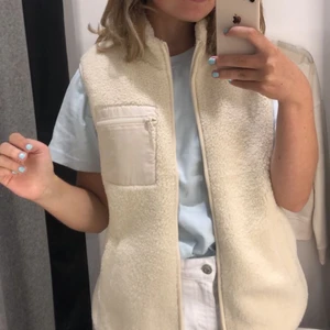 Teddyväst - Slutsåld teddyväst från Lindex, köpt förra året. Använd ett fåtal gånger, inga fläckar eller defekter 💕😁 Storlek L men liten i storlek så passar S/M, jag på första bilden är 170 och vanligtvis S 👍🏼 Köparen står för frakten på 66kr, spårbar 📦 