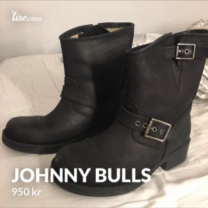Johnny bulls boots - Har använt dom 3 gånger tror jag sen har dom bara legat och skräpat i garderoben.  Storleken är 36 men Johnny bulls är lite små i storleken.