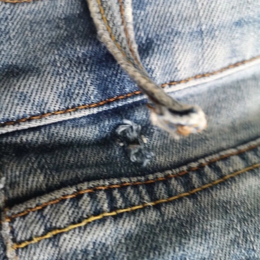 Så kattiga low waisted jeans från Playboy. Önskar att dem gick på mig 😢 i bra skick, men ett utav bältbanden har gått av. . Jeans & Byxor.