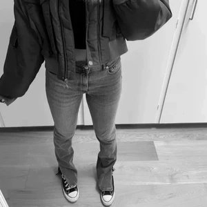 Byxor  - Säljer desss super snygga gråa slits jeans form zara 🥰nästan aldrig använt så är i ett mycket bra skick🥰
