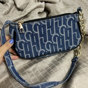 Axelväska - Denna fina Axel väska säljer jag för 40kr. Har använt den några gånger.