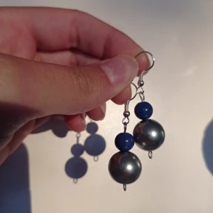 Runda örhängen - Ett par snygga örhängen.Handghirda med två stycken olika pärlor.Är fina och kan användas vardagligt ! 😎