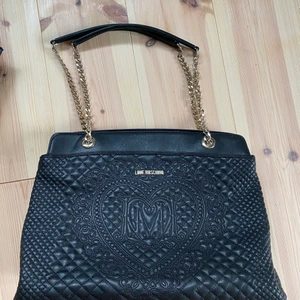 Love Moschino väska  - Fin väska från Love Moschino i bra skick. Väldigt lite använd. Se bilder för hur den ser ut invändigt.