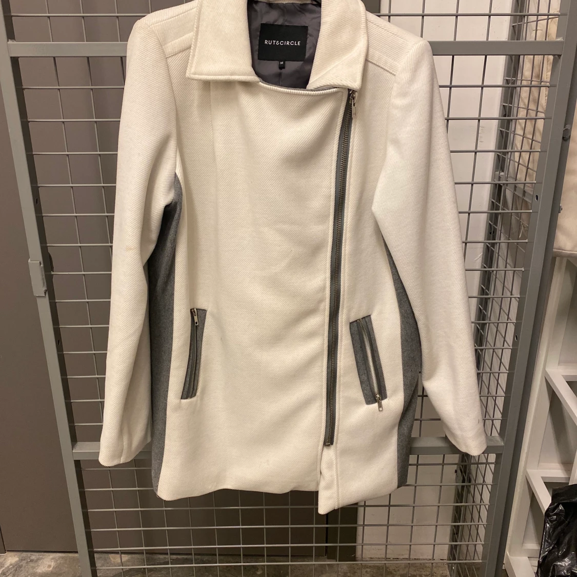 Creme vit pälsjacka och vit kappa - 90