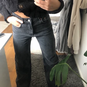 Zara jeans - Säljer dessa sjukt snygga trendiga jeans från Zara!! De är i en snygg grå färg och knappt använda, perfekta nu till hösten!! Säljer de då de inte kommer till användning. Hör av dig vid frågor! (lägger upp igen pga oseriösa köpare)😊
