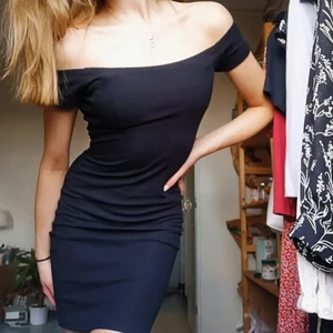Ribbad off-shoulderklänning från Bikbok  - Svart ribbad off-shoulderklänning från Bikbok i XS, endast använd en gång💕