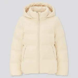 Vit/cream puffer jacket köpt från uniqlo förra vintern. Size S,Cond 7/10 finns inte att köpa längre då den är slutsåld överallt.