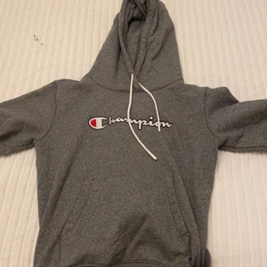 Champion, storlek M - En grå Champion hoodie ,har används 3 gånger, jätte skönt materiel, köpte den för 350 o säljer den för 150. Skriv gärna om du är intresserad 