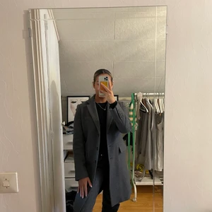 Grå kappa  - En jättefin grå kappa från Zara, knappt använd. Säljer då jag tycker den är lite tajt för mig. Skulle mer säga att det är en S så liten i storlek. Köpt för 1299kr💕