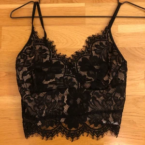Linne, storlek S - Svart/beige spets linne i storlek S, 70 kr + frakt om ni inte möts upp i Eskilstuna 