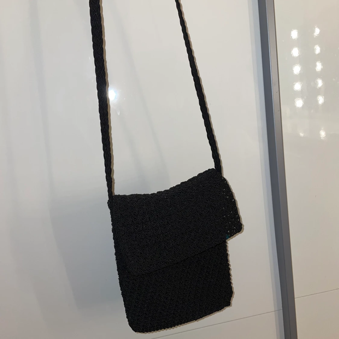 Svart axelremsväska