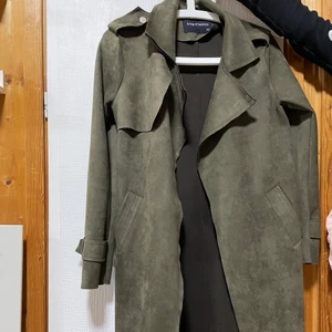 Grön Mockajacka - Hej! Säljer min gröna mockajacka. Har används ett par gånger. Braskick, storlek XS. 