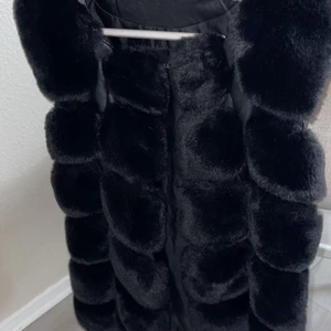 Fake Pälsväst storlek XS - Säljer min fina pälsväst med jätte mjuk å fin fuskpäls märks knappt att det inte är äkta. Den är i storlek XS men passar även en S å kan passa M men blir då lite kortare, den slutar nedanför rumpan och är i mycket fint skick. Skriv om ni vill ha fler bilder kan gå ner lite vid snabb affär