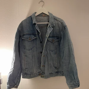 Jeans jacka - Säljer denna fina jeansjacka då den ej används, har få skavanker lite här och där men tycker det är snygga detaljer🌹 Storlek står ej men gissar på S/M