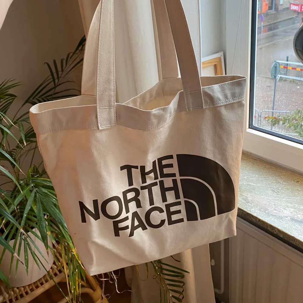 En superfin tygväska från the north face, väldigt bra skick, använd fåtal gånger! Köparen står för frakt 💫. Väskor.