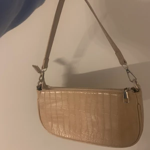 Väska - Jättefin väska som är beige. Använd fåtal gånger men jättesnygg verkligen! Köparen står för frakten!