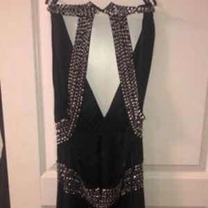 Svart balklänning - Balklänning öppen fin rygg och v ringning med pärl detaljer storlek M