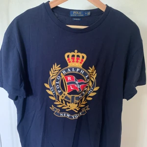 Ralph lauren t shirt  - Mörk blå t shirt från ralph lauren. Bra skick. Storlek medium. Ny pris 450
