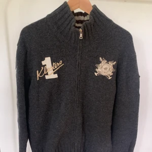 Hacket london cardigan/ tröja Xl - Bra skick, dock litet hål vi ena armen. 2 stycken patches vid båda armarna. Pm för extra bild eller bud