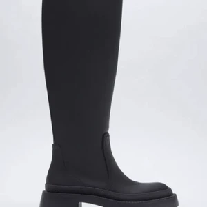 Zara stövlar - Använda 1 gång, köpta för 699. Över 10 intresserade så lägg bud 💜