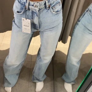 Zara jeans - Säljer mina jeans som endast är använda en gång. Strl 32, men passar 34 lika bra! Frakten är inkluderad i priset