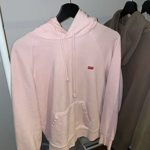 Vans & Levis - Rosa Levis hoodie i storlek XS, 70kr.              Svart Vans hoodie i storlek S, 70kr.             Vit stickad tröja från Vero Moda storlek S, 70kr.
