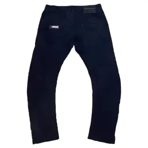 Svarta baggy & oversized jeans med ett svart tryck på fickan! Står storlek W38 så skulle säga en L i herrstorlek! Funkar för både tjej och kille om man använder bälte! 🤍 DM vid frågor osv, såsom fraktkostnad!