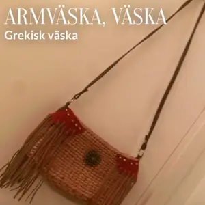 Fin mellanstor Armväska köpt i Grekland,  som får plats med dina vardagliga grejer 