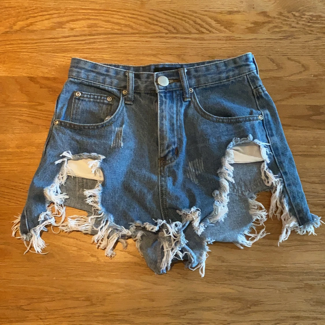 Slitna shorts från PrettyLittleThing