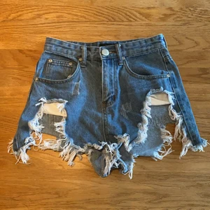 Slitna shorts från PrettyLittleThing - Snygga shorts från PrettyLittleThing med mycket slitningar. Bra skick! Köparen står för frakten 💕