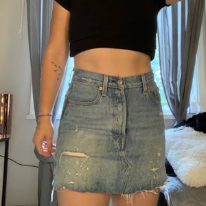 levis kjol - super snygg jeanskjol från levis , knappt använd så i nyskick. 