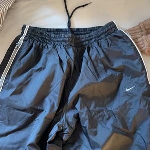 Nike byxor  - Jätte snygga Nike byxor lite speciellt material 