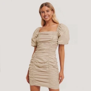 Nakd klänning - Jättefin klänning från nakd, tyvärr aldrig kunnat använda pågrund av fel storlek. Klänning är som ny, aldrig använd och med prislappen kvar. Vid frågor och funderingar så är det bara att höra av sig🥰 Betalning sker via Swish. (ordinarie pris 500)❤️❤️