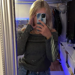 Grå stickadtröja - Säljer nu denna gråa stickade tröja eftersom jag inte använder den. Den är superskön och kommer ifrån Gina tricot och är i storlek M. 