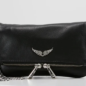 Svart Zadig väska - Säljer min Zadig väska som är i nyskick! Använd fåtal gånger och kommer inte längre till användning! Nypris ca 2200kr och säljer nu för 1500kr. Pris kan diskuteras