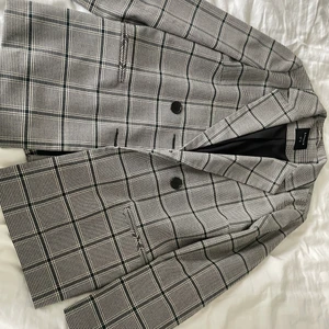 Kavaj - Kavaj från lindex i storlek XS, den är tyvärr för liten så väljer att sälja den. Har knappt använt så den är i bra skick!