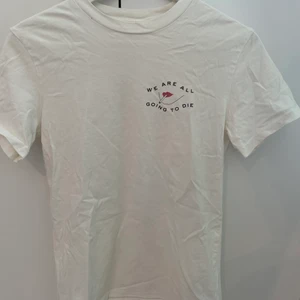 Weekday t-shirt - Säljer denna vita t-shirt från Weekday. Den är använd ett fåtal ggr och är i mkt fint skick. Priset är exklusive frakt